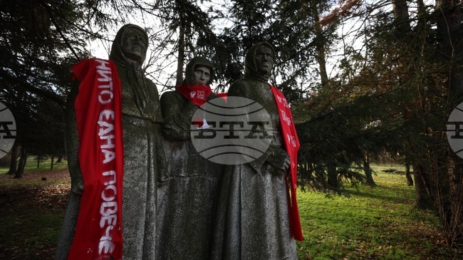 С ленти с надпис „Нито една повече“ осъмнаха статуи в София по повод Международния ден срещу насилието над жени