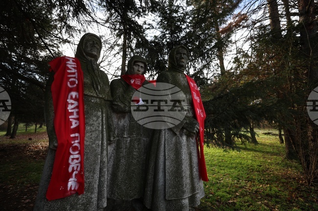 С ленти с надпис „Нито една повече“ осъмнаха статуи в София по повод Международния ден срещу насилието над жени