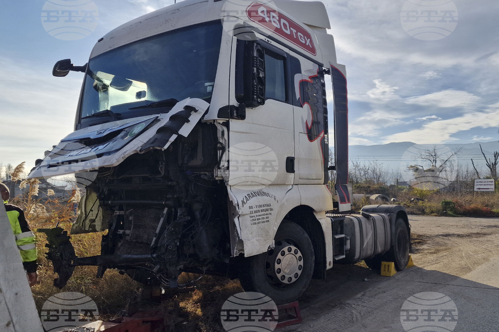 Катастрофа с три жертви и тежко пострадало дете е възникнала снощи на оковръстния път на Пловдив