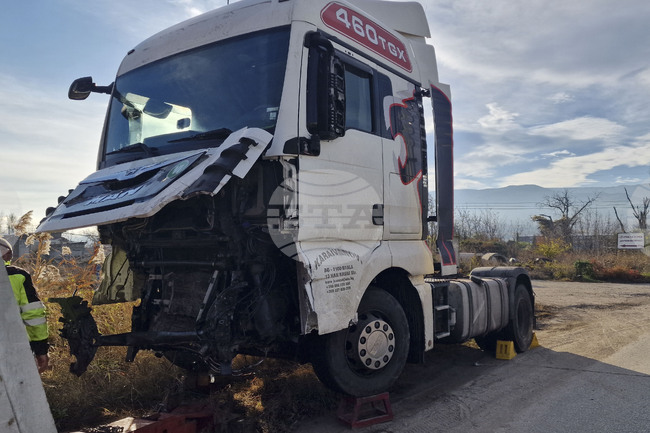 Катастрофа с три жертви и тежко пострадало дете е възникнала снощи на оковръстния път на Пловдив