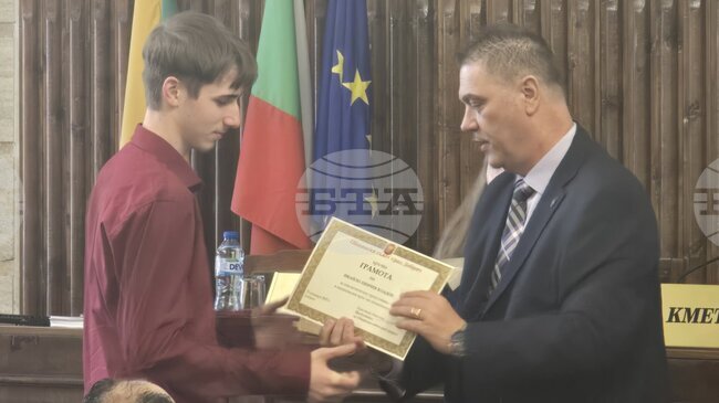 Грамоти и парични награди получиха 24 ученици от Добрич, участвали в национални кръгове на олимпиади и професионални състезания