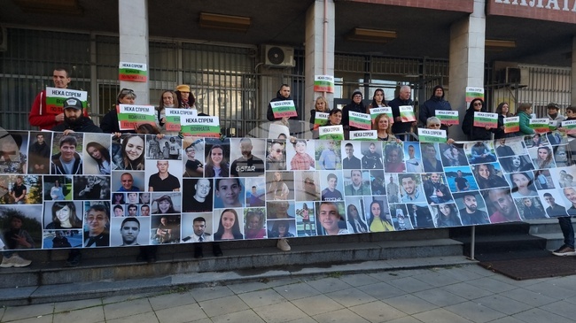 Граждани се събраха пред Съдебната палата в Плевен на протест срещу войната по пътищата и за справедливост по делото "Сияна"