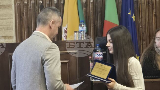 Постоянната Комисия по Спорт и младежки дейности на Общински съвет – Добрич награди Габриела Дончева за спортист за октомври