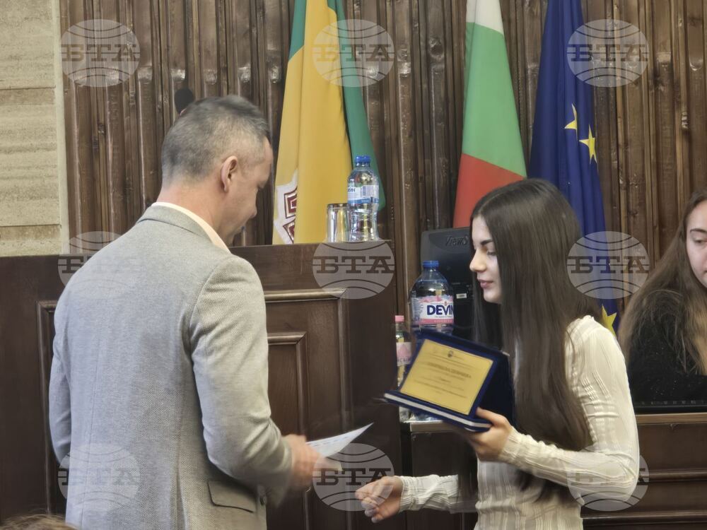 Постоянната Комисия по Спорт и младежки дейности на Общински съвет – Добрич награди Габриела Дончева за спортист за октомври