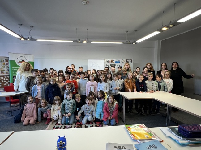 Писателката Радостина Николова гостува в Българското неделно училище „Аз Буки Веди” в Кьолн