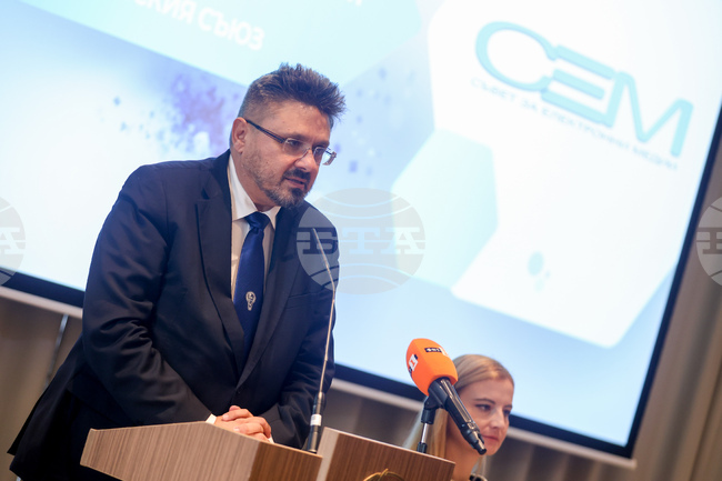 Нужно е приравняването на възнагражденията в обществените медии поне с тези на учителите, каза генералният директор на БТА Кирил Вълчев