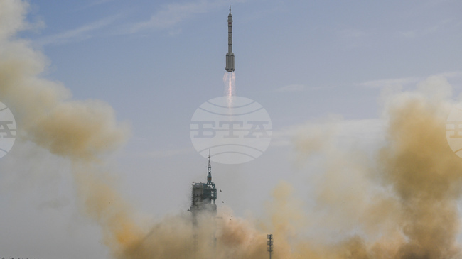 Тайконавти от „Шънчжоу-21“ извършиха първата космическа разходка в рамките на новата мисия