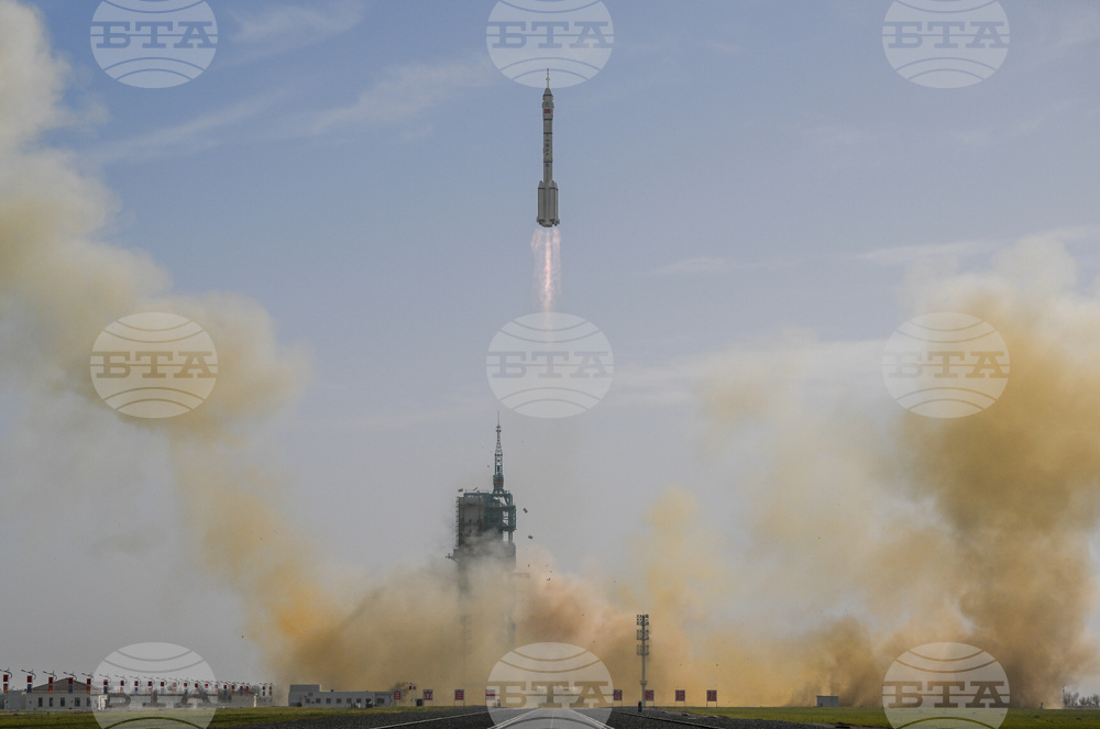 Тайконавти от „Шънчжоу-21“ извършиха първата космическа разходка в рамките на новата мисия