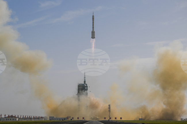 Тайконавти от „Шънчжоу-21“ извършиха първата космическа разходка в рамките на новата мисия