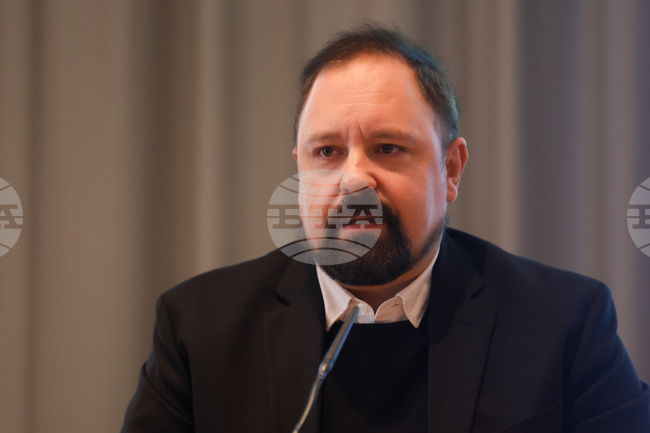 Предизвикателствата пред обществените и частните медии в България са колкото различни, толкова и общи, каза Антон Андонов