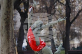 Международен ден за елиминиране на насилието над жени - статуя