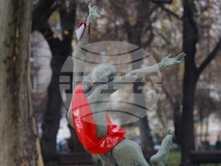 Международен ден за елиминиране на насилието над жени - статуя