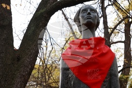 Международен ден за елиминиране на насилието над жени - статуя