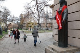 Международен ден за елиминиране на насилието над жени - статуя