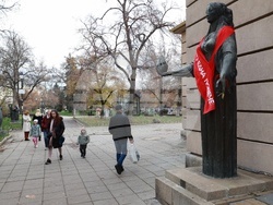 Международен ден за елиминиране на насилието над жени - статуя