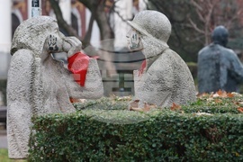 Международен ден за елиминиране на насилието над жени - статуя