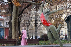 Международен ден за елиминиране на насилието над жени - статуя