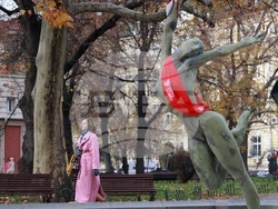 Международен ден за елиминиране на насилието над жени - статуя