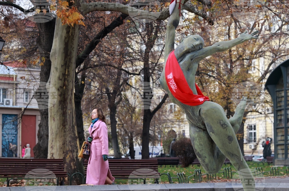 Международен ден за елиминиране на насилието над жени - статуя