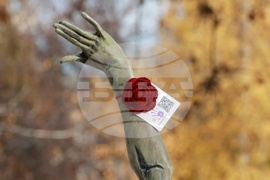 Международен ден за елиминиране на насилието над жени - статуя