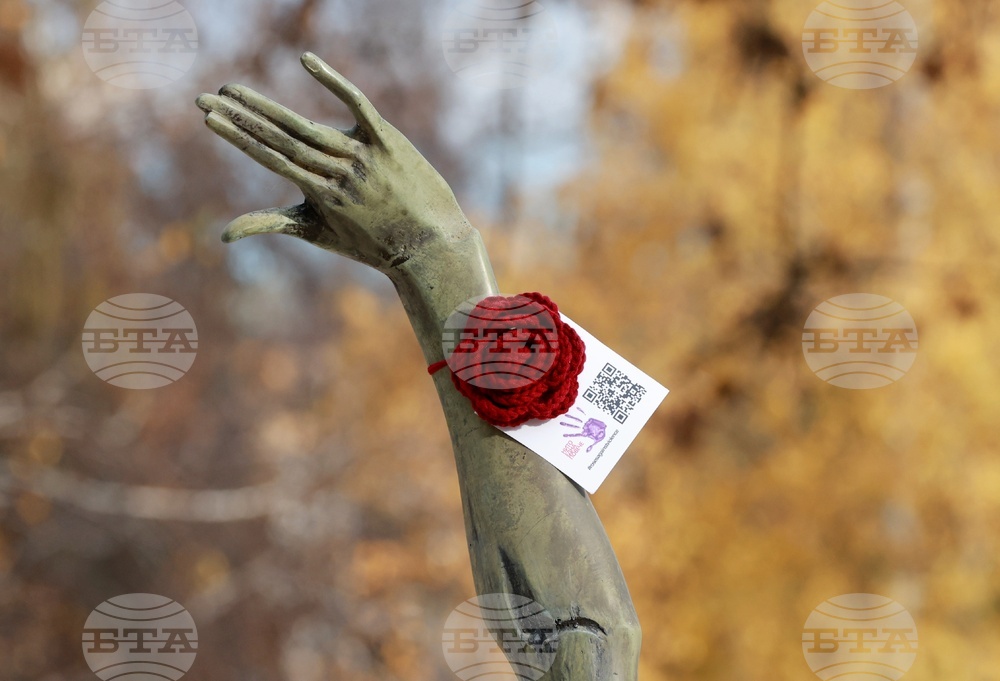 Международен ден за елиминиране на насилието над жени - статуя