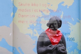 Международен ден за елиминиране на насилието над жени - статуя