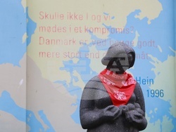 Международен ден за елиминиране на насилието над жени - статуя