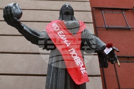 Международен ден за елиминиране на насилието над жени - статуя