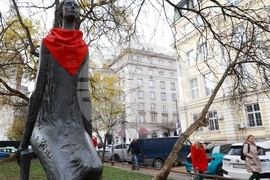 Международен ден за елиминиране на насилието над жени - статуя