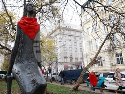 Международен ден за елиминиране на насилието над жени - статуя