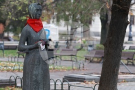 Международен ден за елиминиране на насилието над жени - статуя