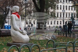 Международен ден за елиминиране на насилието над жени - статуя