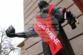 Международен ден за елиминиране на насилието над жени - статуя