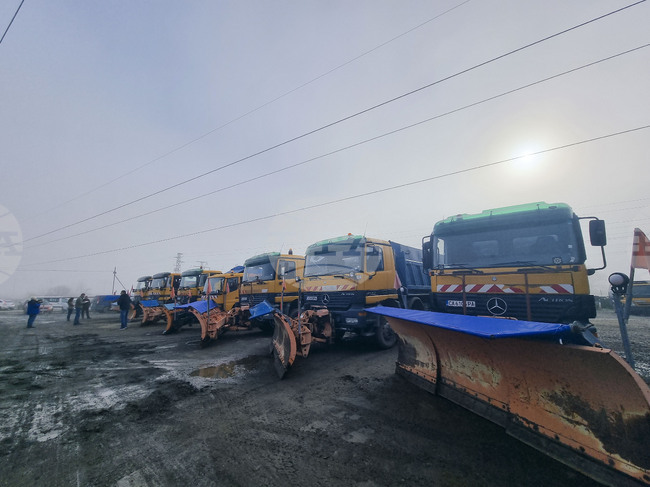 Общо девет снегопочистващи машини са били на терен през изминалата нощ на територията на област Стара Загора