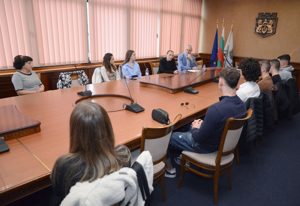  Община Варна: Студенти по право провеждат част от практическите си упражнения в Община Варна