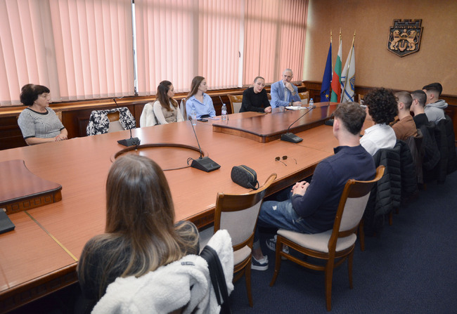  Община Варна: Студенти по право провеждат част от практическите си упражнения в Община Варна