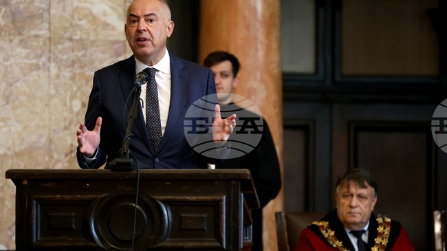 Човекът, който ще се изправи пред изкуствения интелект, прилича на университет, каза Бойко Василев в академичното си слово за празника на СУ