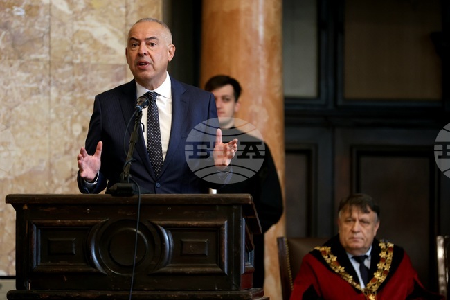 Човекът, който ще се изправи пред изкуствения интелект, прилича на университет, каза Бойко Василев в академичното си слово за празника на СУ