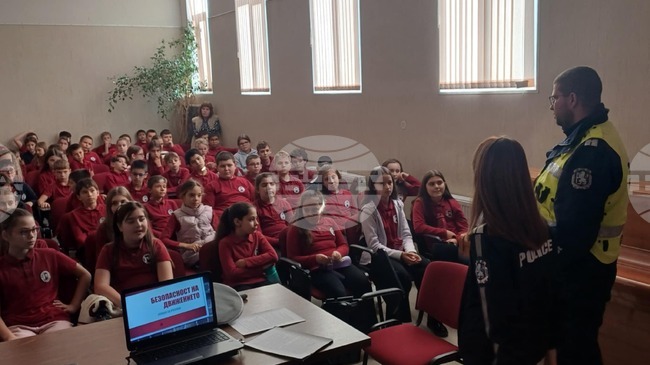 Правилата за безопасно поведение на пътя представиха пред ученици полицаи от Търговище