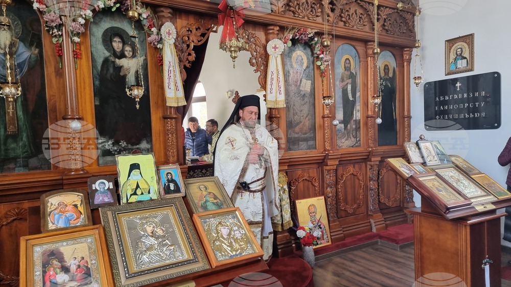 С тържествена литургия храмът „Св. Климент Охридски“ в Добрич отбеляза празника си