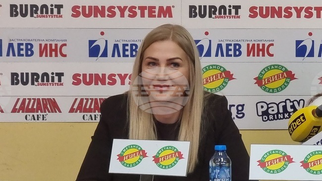 Селекционерът Таня Гатева приветства пристигането на Стефани Костович в женския национален отбор по баскетбол