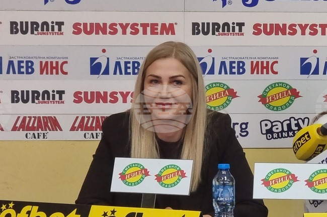 Селекционерът Таня Гатева приветства пристигането на натурализираната Стефани Костович в женския национален отбор по баскетбол