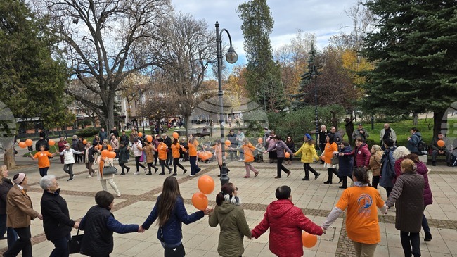 Ловеч се присъедини към глобалната кампания "Orange the World" с "Хоро на светлината – Ловеч в оранжево"