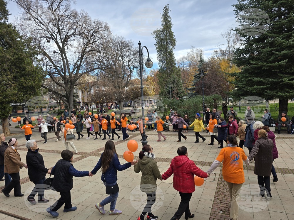 Ловеч се присъедини към глобалната кампания "Orange the World" с "Хоро на светлината – Ловеч в оранжево"