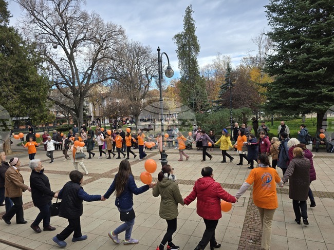 Ловеч се присъедини към глобалната кампания "Orange the World" с "Хоро на светлината – Ловеч в оранжево"