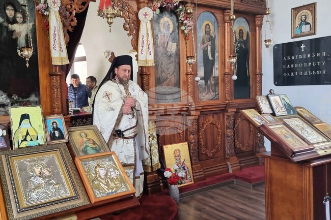 Богоявленски служби ще отслужи на празниците Водици и Богоявление архимандрит Филип в храм "Св. Успение Богородично" в село Оброчище