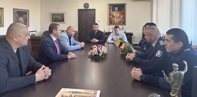  Община Русе: Пенчо Милков награди русенски полицаи за успехите им в национални състезания