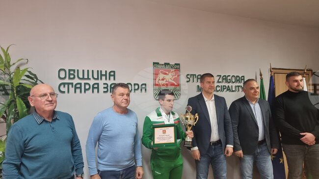 Кметът на Стара Загора отличи със специален плакет Стоян Георгиев след успеха му на Световното първенство по силов трибой в групата на Спешъл Олимпикс