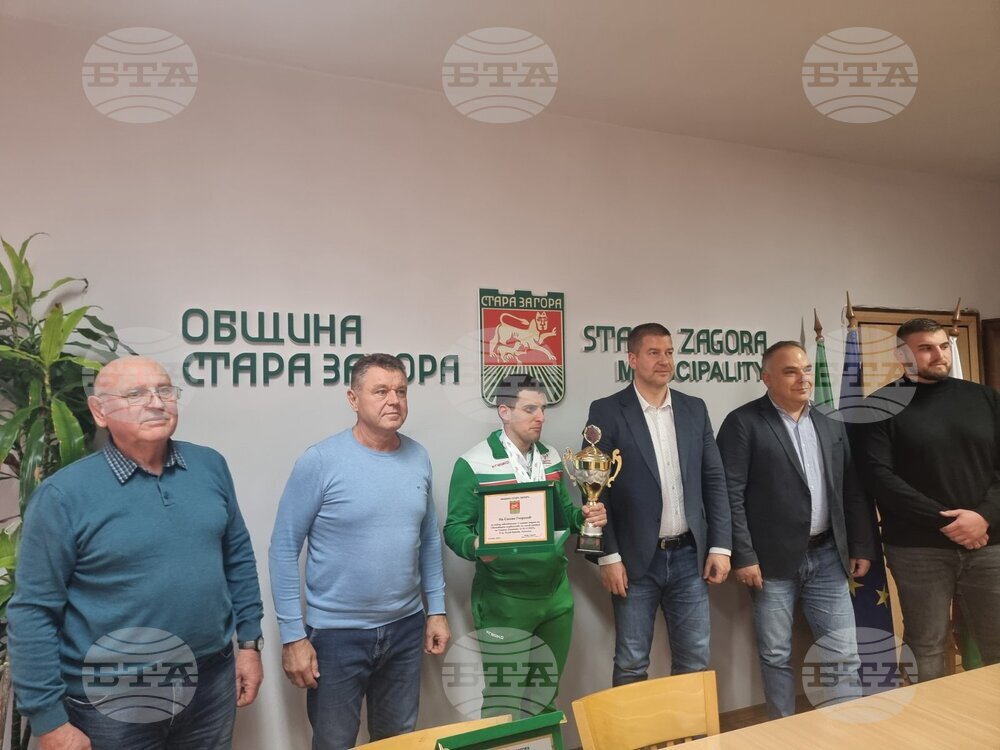 Кметът на Стара Загора отличи със специален плакет Стоян Георгиев след успеха му на Световното първенство по силов трибой в групата на Спешъл Олимпикс