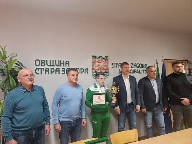 Кметът на Стара Загора отличи със специален плакет Стоян Георгиев след успеха му на Световното първенство по силов трибой в групата на Спешъл Олимпикс